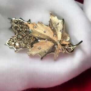 Sarah Coventry Gold Tone Rhinestone Maple Leaf Signed Brooch Pin Vintage